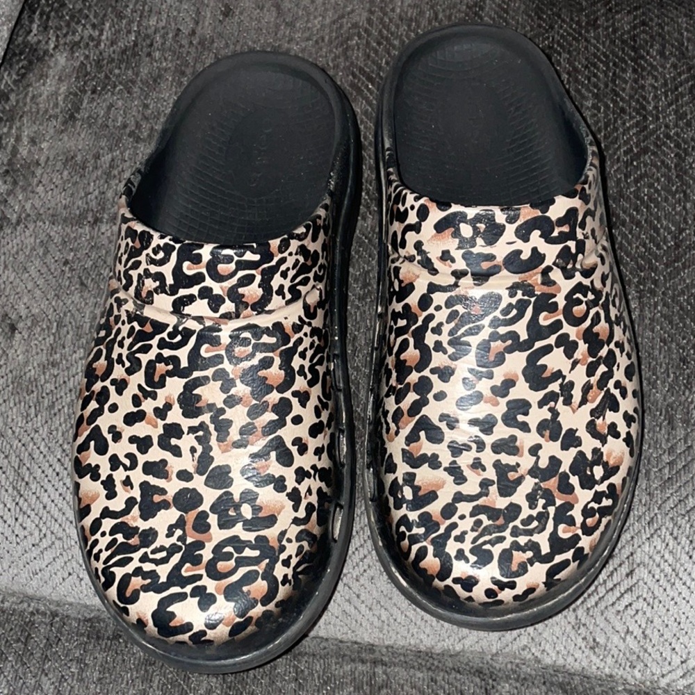 Women’s size 7, oofo clogs